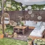 salon de jardin en palette et objets de recuperation
